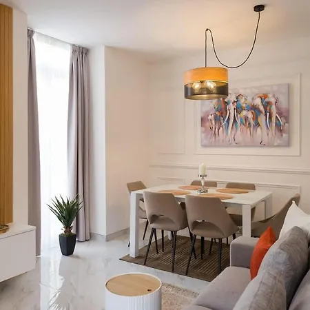 Designer Maltese Balcony Steps Away From Sea 아파트 그지라