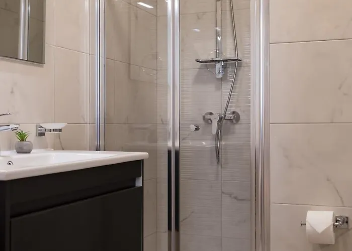 Designer Maltese Balcony Steps Away From Sea 그지라