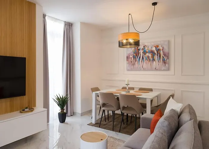 Designer Maltese Balcony Steps Away From Sea 아파트 그지라